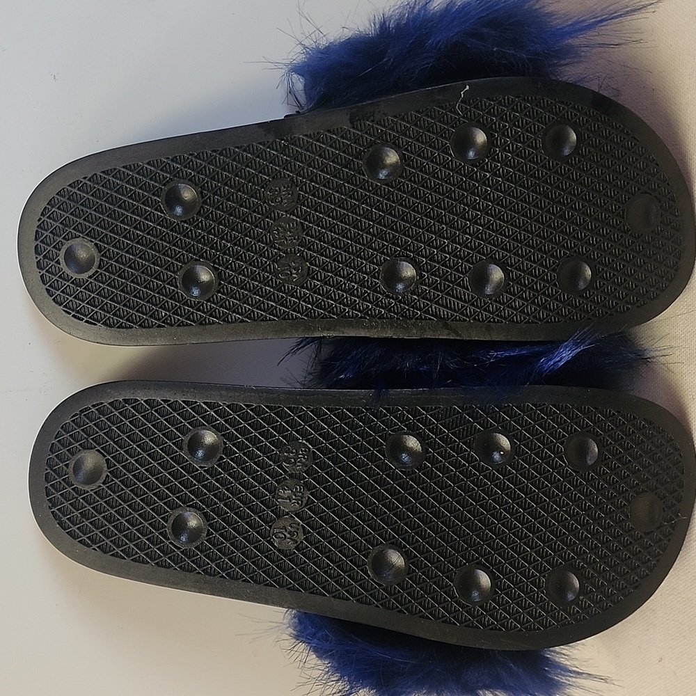 NIB. Set Of 2 Yellow and Blue Furry Slide Sandals. - Picture 11 of 12